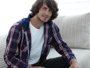 kanepede oturan başarılı yakışıklı olan.