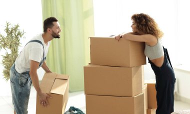 Genç aile yeni bir ev kutuları açma.