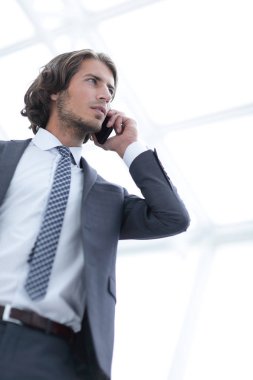 Mobil .isolated beyaz üzerine konuşurken işadamı.