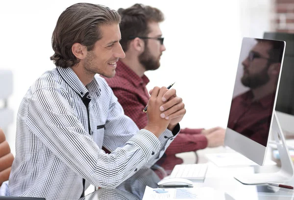 Colegas de sucesso sentados em sua mesa — Fotografia de Stock