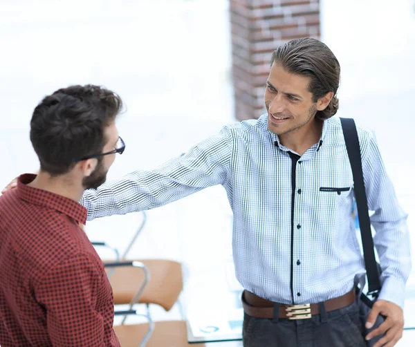 profesyoneller konuş, ofiste ayakta