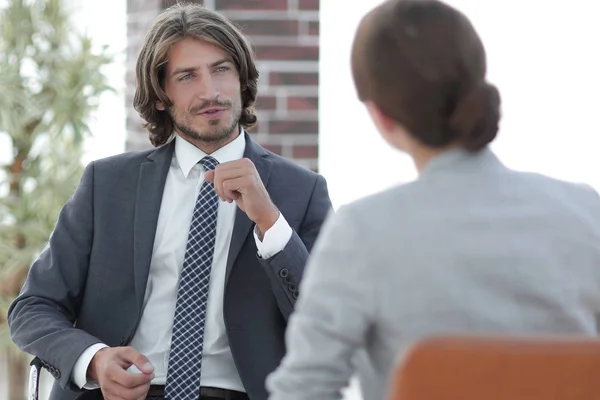 A relaxed conversation of a man and a woman in the office — Stock Photo, Image