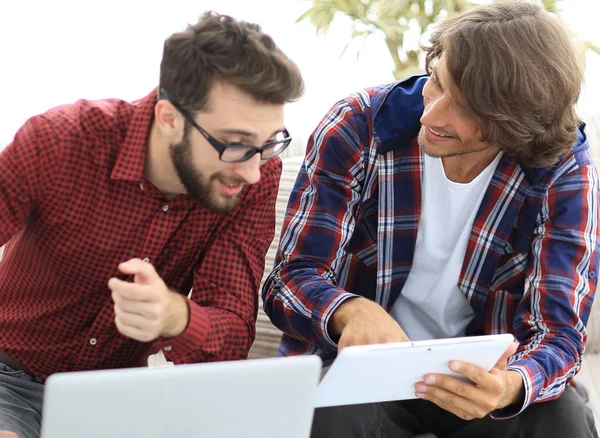 iki creative web tasarımcıları bir tablet ve bir dizüstü bilgisayar ile çalışma.