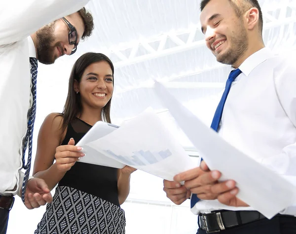 Nahaufnahme eines Geschäftsteams, das Arbeitsdokumente diskutiert — Stockfoto