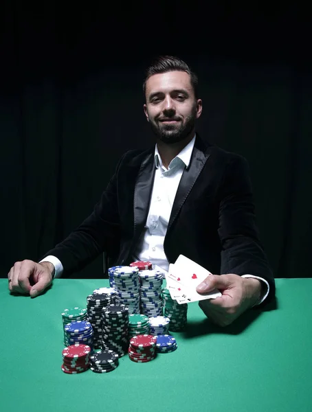 Felice giocatore di poker vincendo e tenendo un paio di assi — Foto Stock