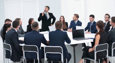 İş adamı müzakerelerde bir öneri üzerine konuşuyor.