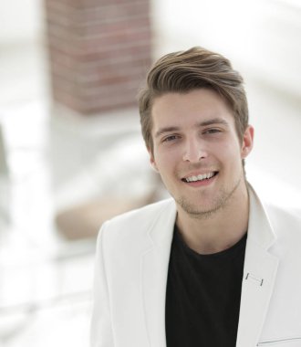 Beyaz ceketli yakışıklı adamı.