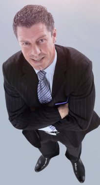 Gri arka plan üzerinde izole yakışıklı iş adamı.