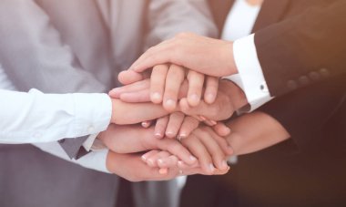 başarılı iş ekibi ile birlikte ellerini katlanmış