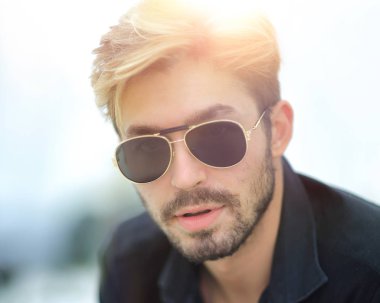 Cep telefonu kullaranarak parkta oturan işadamı