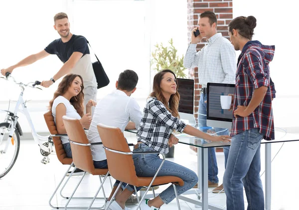 Grupo de jovens empregados em um escritório moderno — Fotografia de Stock
