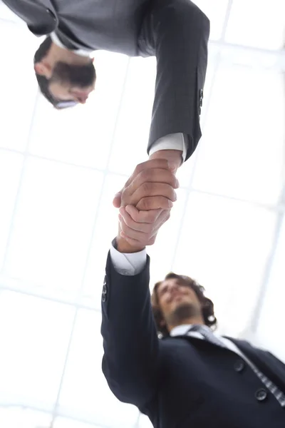 Dos empresarios están tomados de la mano de la cooperación empresarial. —  Fotos de Stock