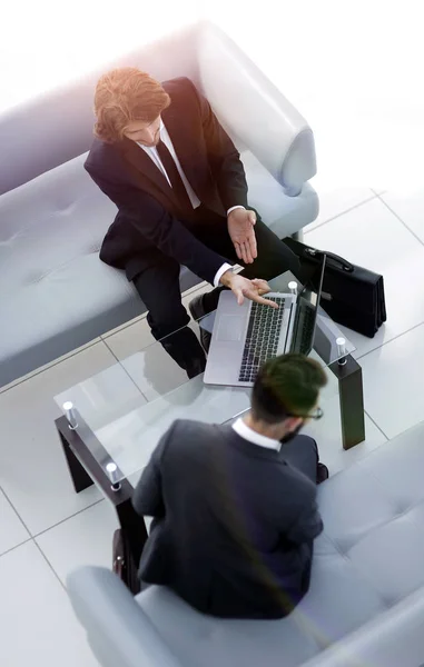 Affärsmän talar om möte på kontoret — Stockfoto