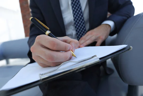 O empresário assina um contrato. Segurando a caneta na mão . — Fotografia de Stock