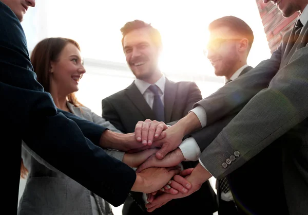 Groep vrienden met handen in stapel, Teamwork — Stockfoto