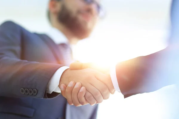 Succesvol bedrijf mensen handshaking na goede deal. — Stockfoto