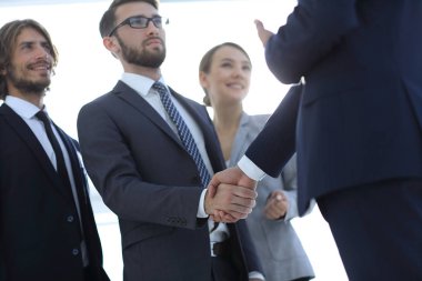 Yatırımcı ile el sıkışan iş lider