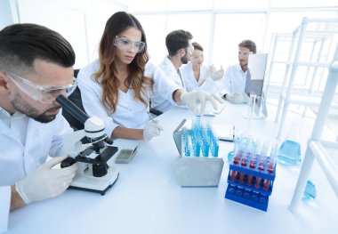 Bilim adamları laboratuarda test tüpleri ile incelenmesi.