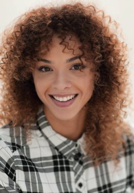 Kıvırcık saçlı güzel bir kadının portresi..