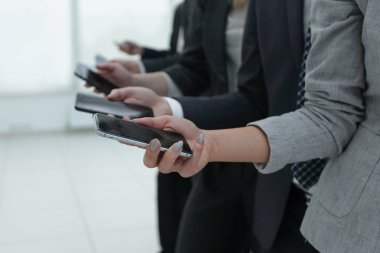 Telefonları ofis portre, kollarında insanlar göz grubu.