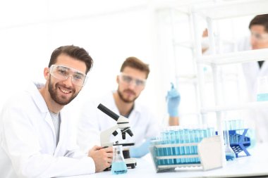 closeup.biologists arka plan bulanık Laboratuvarı üzerinde