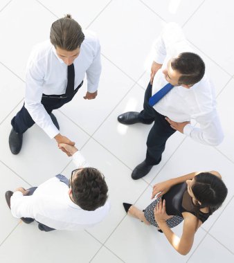 En baştan görüntüleyin. ofis lobisinde tokalaşırken arkadaşları.