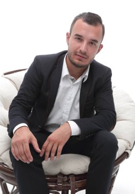 genç işadamı rahat bir sandalyede oturuyor