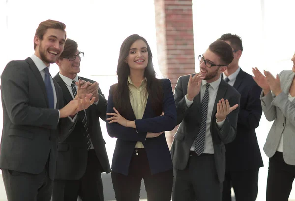 Mujer gerente y gente de negocios de grupo en la oficina . — Foto de Stock