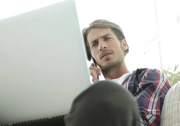 Gros plan d'un gars qui réussit à parler à un smartphone — Photo