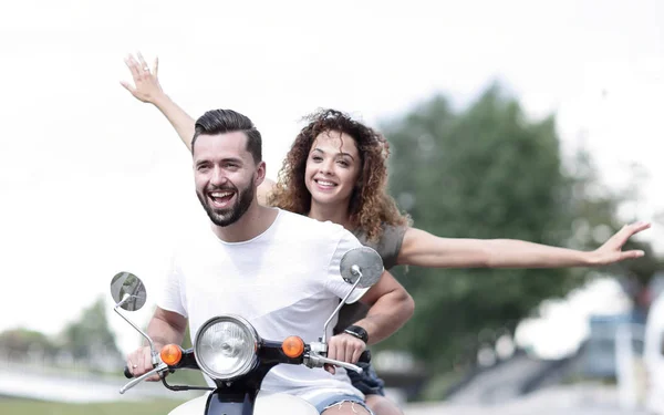 Pareja feliz conduciendo scooter emocionado en vacaciones de verano —  Fotos de Stock
