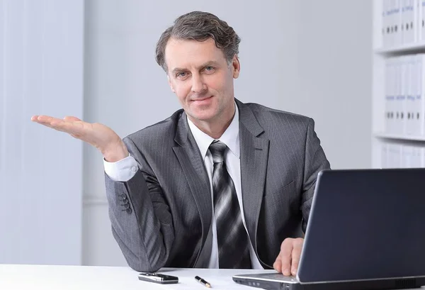 Closeup . confident businessman pointing at copy space. — Stock Photo, Image