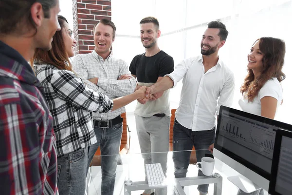 modern ofis iş el sıkışma