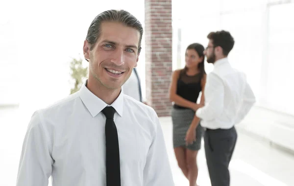 Porträt eines erfolgreichen Geschäftsmannes auf verschwommenem Hintergrund — Stockfoto