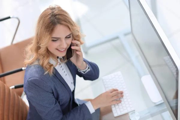 Närbild. affärskvinna talar på smartphone — Stockfoto