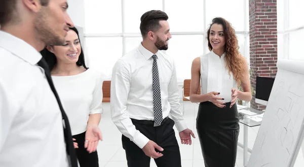 Colegas discutiendo una nueva presentación — Foto de Stock