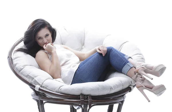 Moderna giovane donna rilassante in una sedia morbida rotonda accogliente . — Foto Stock