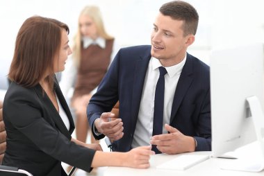 çalışanların ofiste iş sorunları tartışıyor