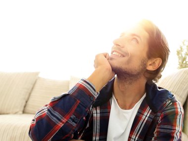 yeni bir daire içinde halı üzerinde mutlu bir adam Close-Up.