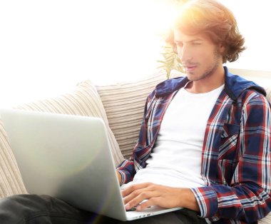 genç adam kanepede oturan laptop çalışma