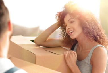 genç karısı kocası yeni bir eve taşırken görünüyor.