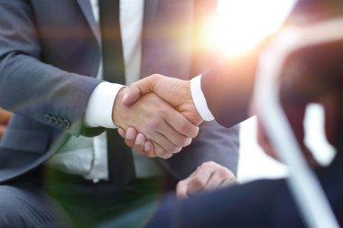 iş arkadaşlarınızla birlikte modern bir ofiste oturan wo odaklı