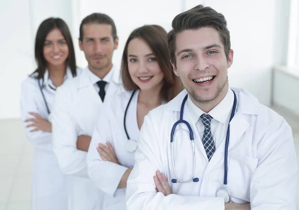 Retrato de grupo feliz seguro de los médicos —  Fotos de Stock