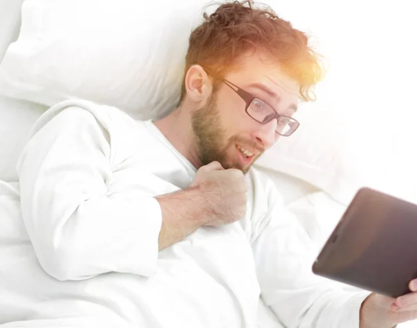 Imagem de fundo. homem moderno com tablet digital — Fotografia de Stock