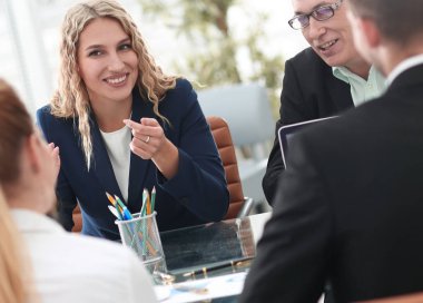 Toplantıda kağıtları tartışan kendine güvenen iş ortakları grubu