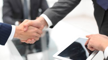 Ofiste iş arkadaşlarıyla tokalaşan adamlar..