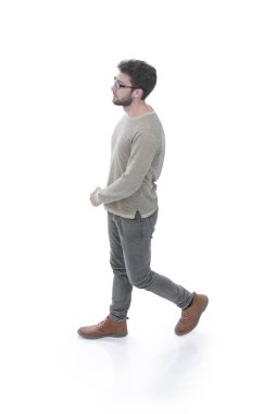 yan görünümü. modern genç adam güvenle ileri gider.