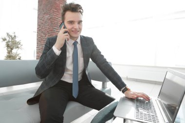 yaratıcı ofisinde çalışan iş adamı