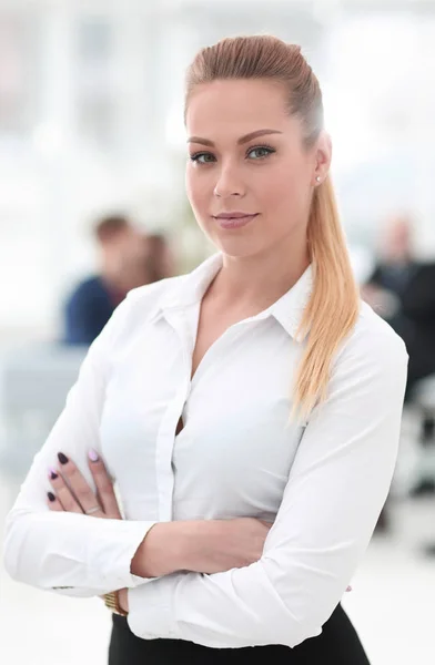 Närbild porträtt av framgångsrik affärskvinna på suddig bakgrund office — Stockfoto