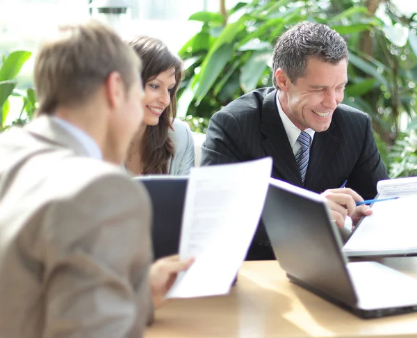 Compañeros de negocios felices en la oficina moderna usando tableta — Foto de Stock