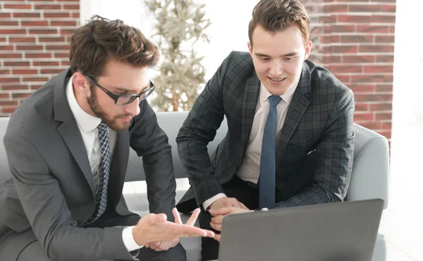 Anställda som arbetar med en bärbar dator — Stockfoto